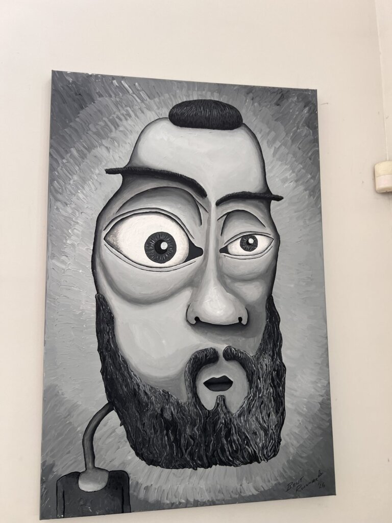 Untitled #81, habemega nägu, rippumas seinal